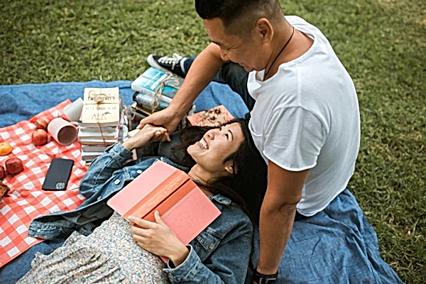 couple enjoying a picnic in the park