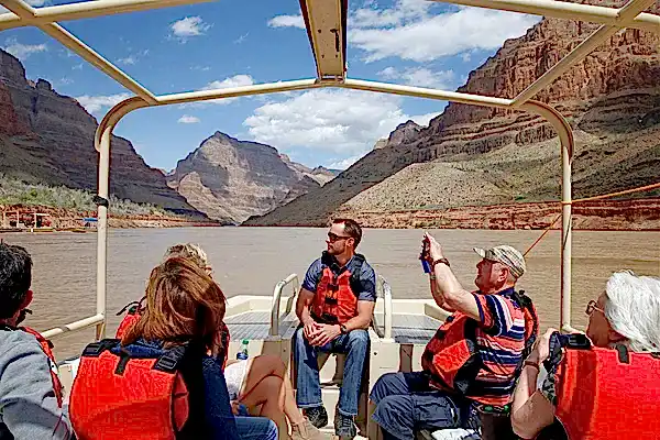coloradoRiver-sightseeing-group