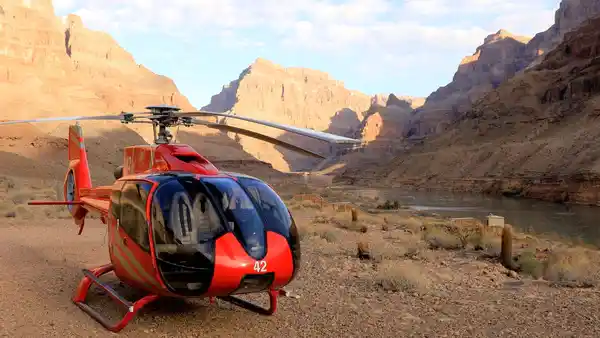 coloradoRiver-sightseeing-group